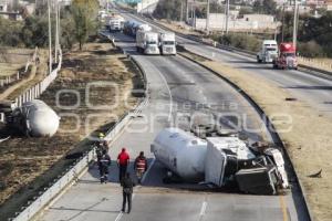 AUTOPISTA . VOLCADURA PIPA