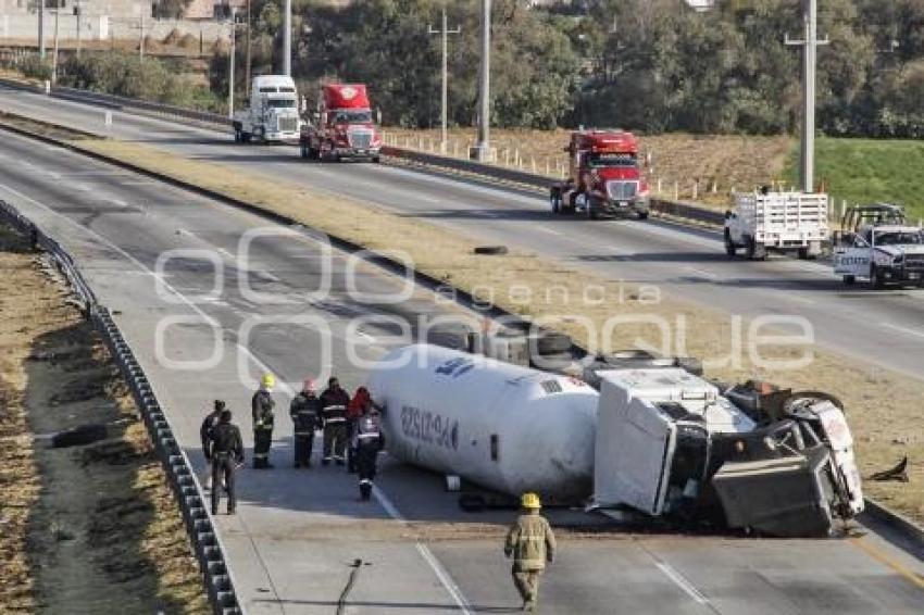 AUTOPISTA . VOLCADURA PIPA