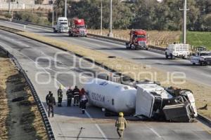 AUTOPISTA . VOLCADURA PIPA