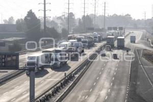 AUTOPISTA . VOLCADURA PIPA