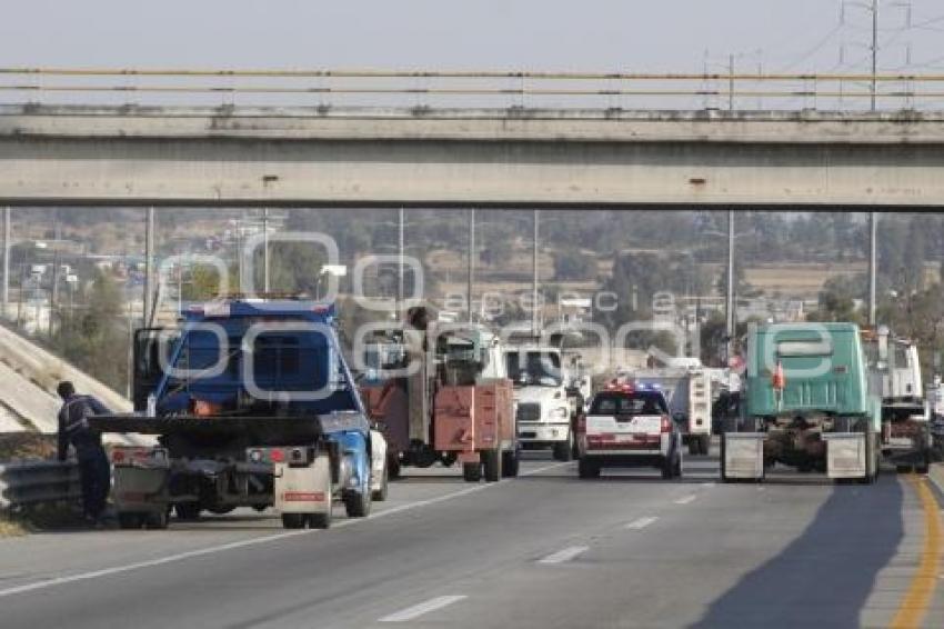 AUTOPISTA . VOLCADURA PIPA