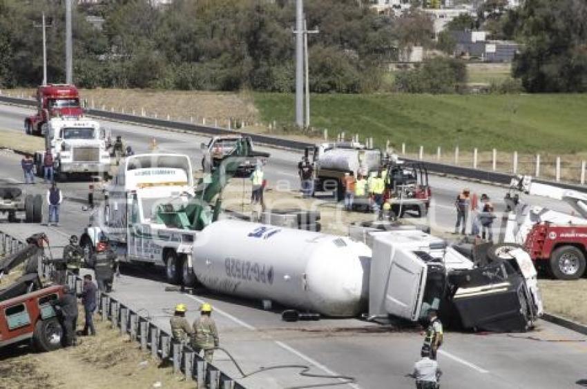 AUTOPISTA . VOLCADURA PIPA