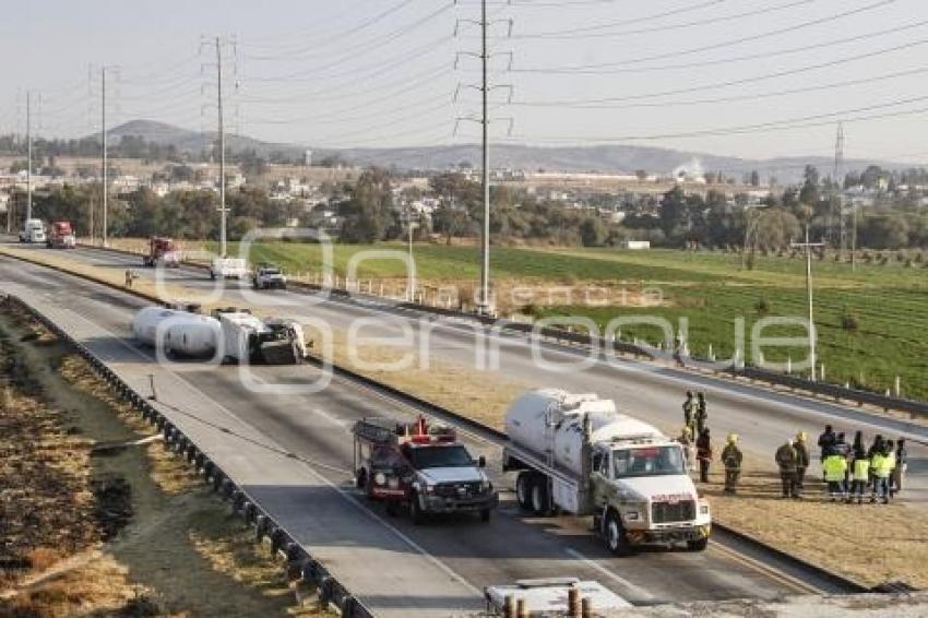 AUTOPISTA . VOLCADURA PIPA