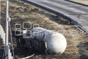 AUTOPISTA . VOLCADURA PIPA