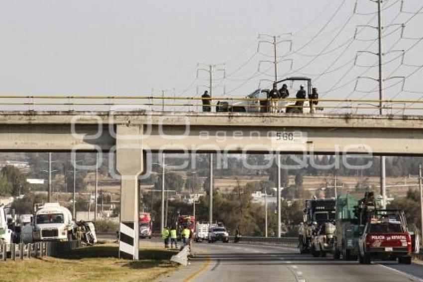 AUTOPISTA . VOLCADURA PIPA