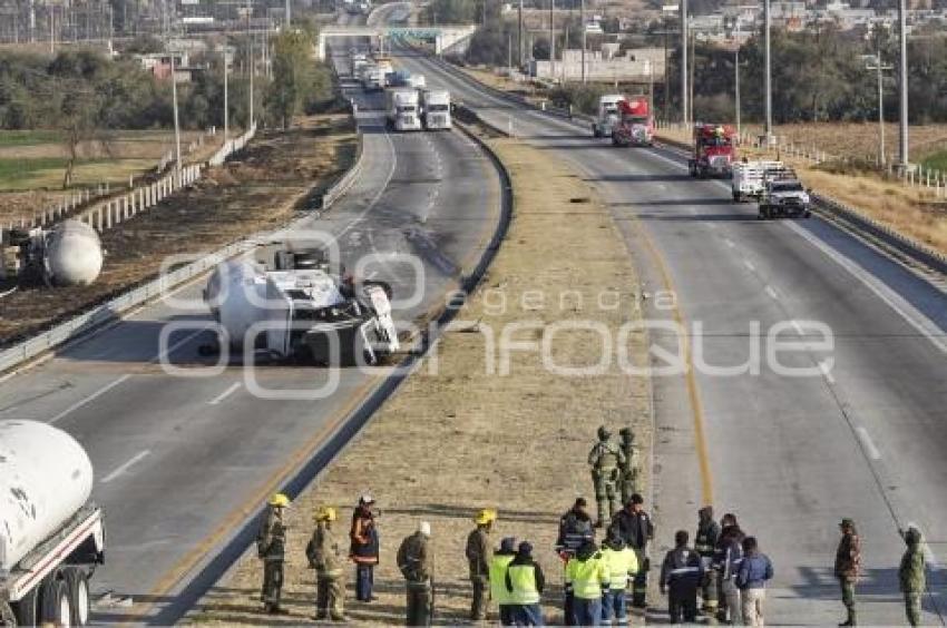 AUTOPISTA . VOLCADURA PIPA