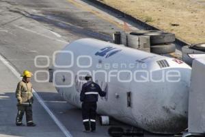 AUTOPISTA . VOLCADURA PIPA