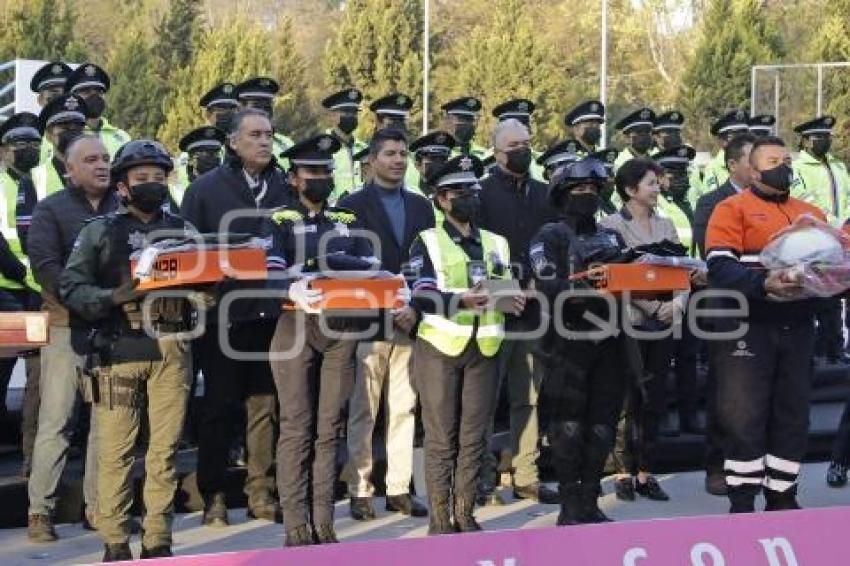 AYUNTAMIENTO . ENTREGA DE UNIFORMES