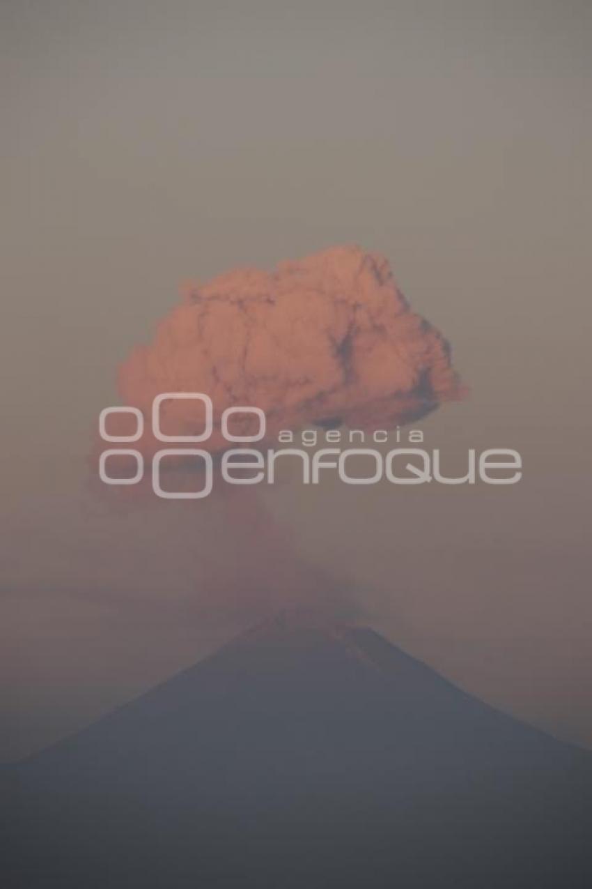 VOLCÁN POPOCATÉPETL . FUMAROLA