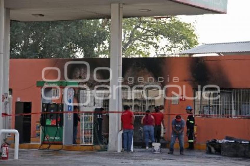 ACATLÁN . INCENDIO GASOLINERA