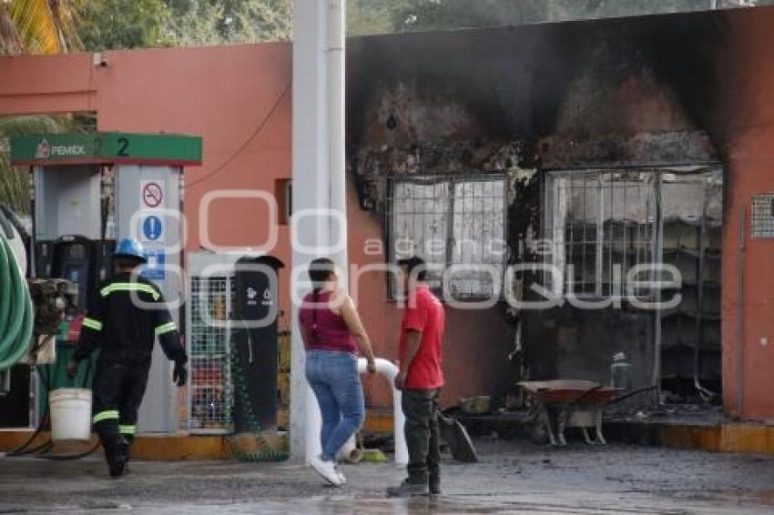 ACATLÁN . INCENDIO GASOLINERA