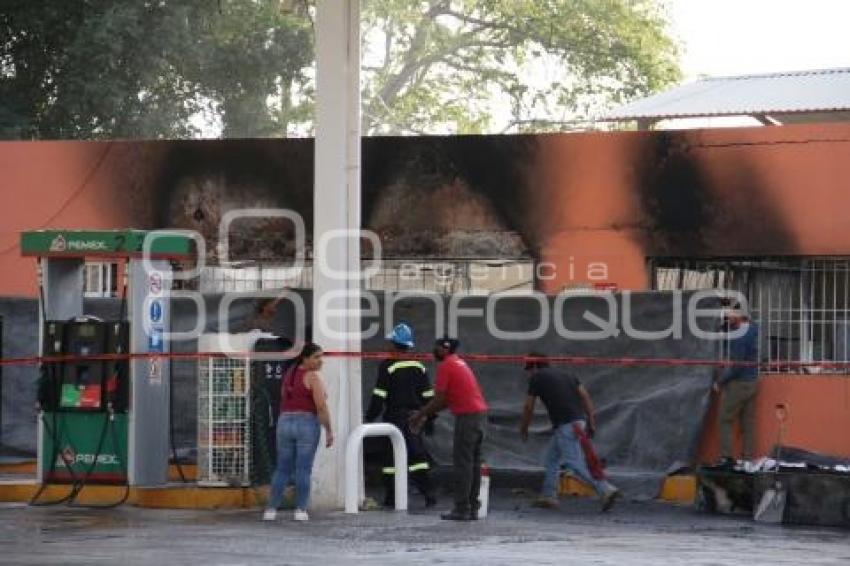 ACATLÁN . INCENDIO GASOLINERA