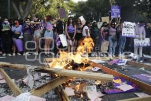 DÍA DE LA MUJER . MARCHA