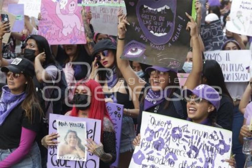 DÍA DE LA MUJER . MARCHA