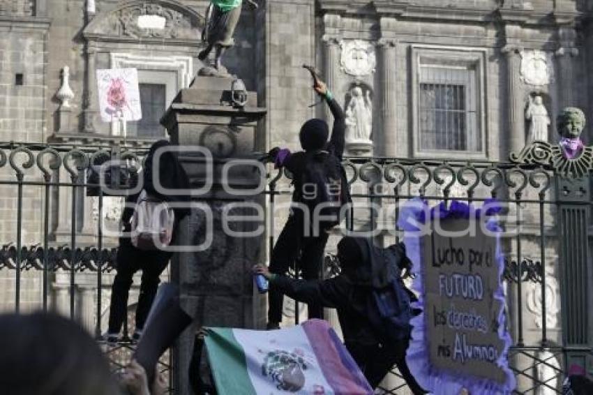 DÍA DE LA MUJER . MARCHA