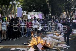 DÍA DE LA MUJER . MARCHA