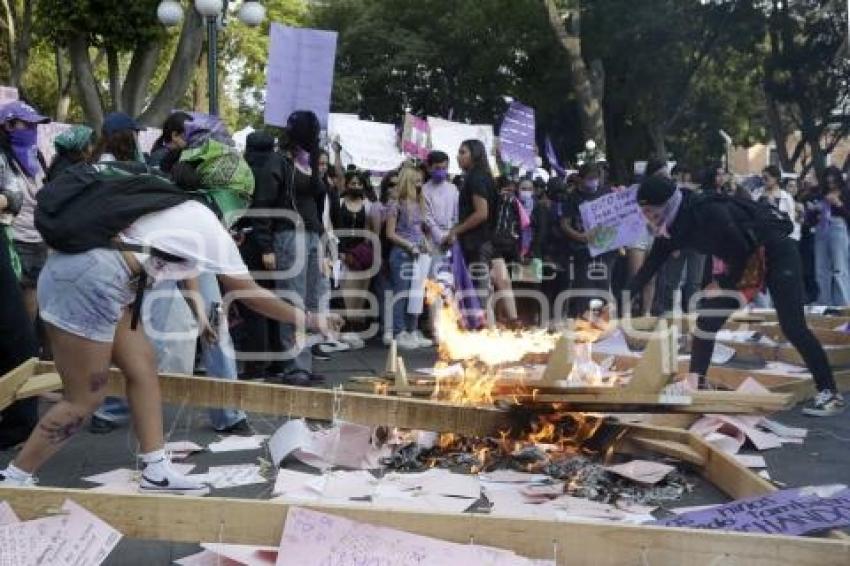 DÍA DE LA MUJER . MARCHA