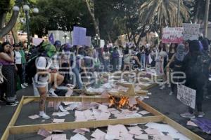 DÍA DE LA MUJER . MARCHA