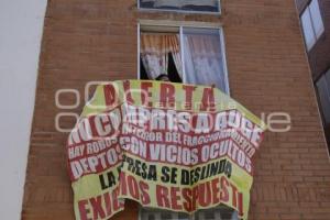 CASAS AUGE . PROTESTA