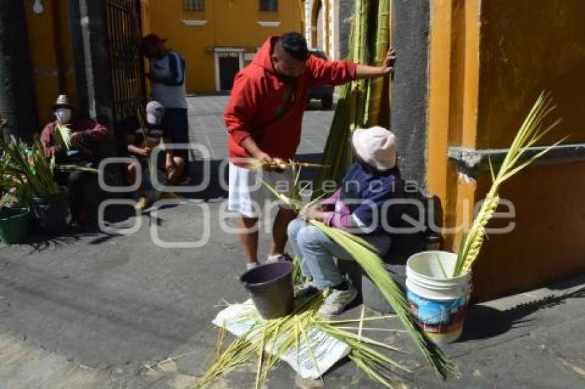 ATLIXCO . ARTESANOS DE PALMAS