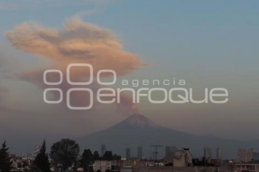 VOLCÁN POPOCATÉPETL . FUMAROLA