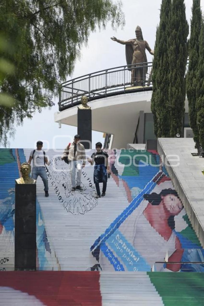 TLAXCALA . ESCALINATAS LOS HÉROES
