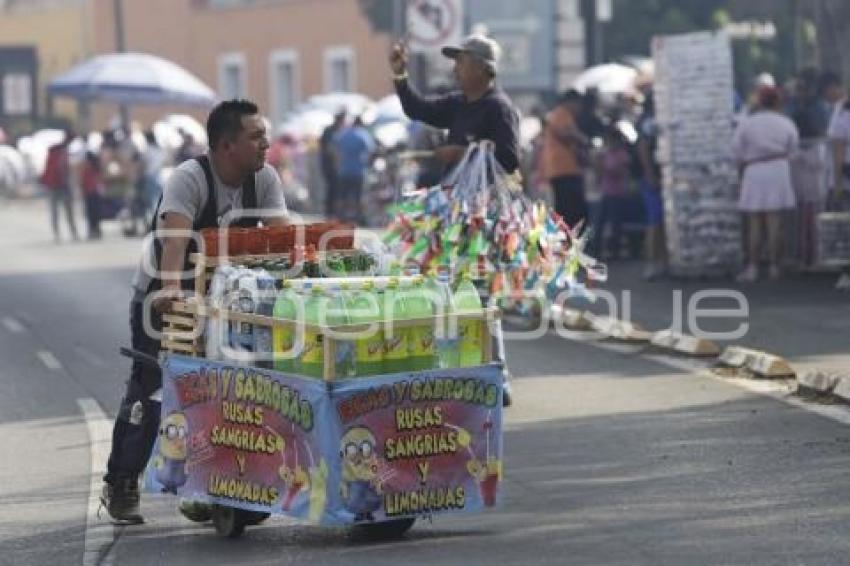 DESFILE . VENDEDORES AMBULANTES