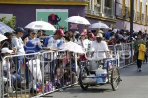 DESFILE . VENDEDORES AMBULANTES