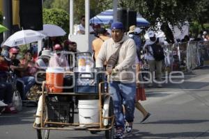 DESFILE . VENDEDORES AMBULANTES