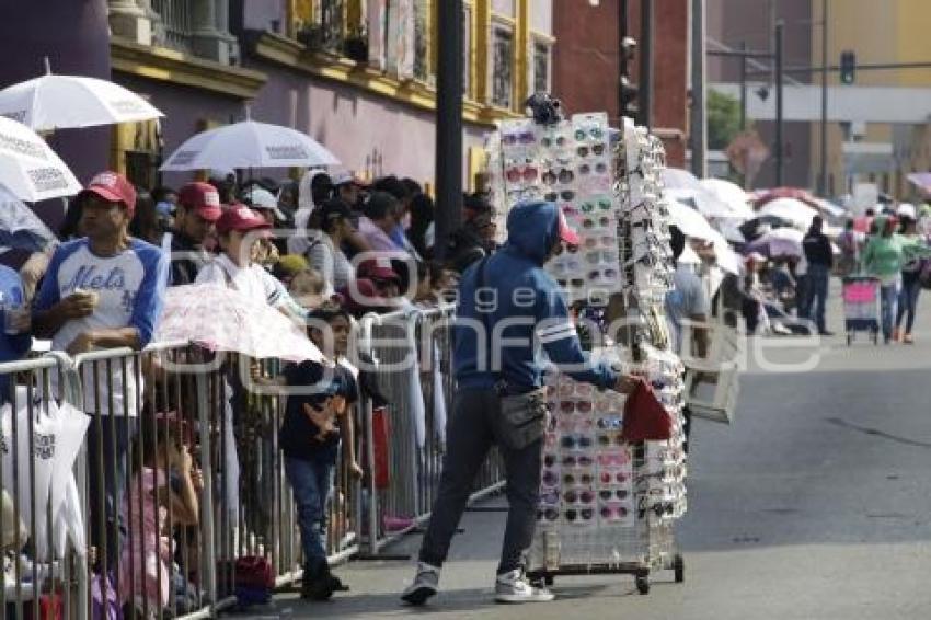 DESFILE . VENDEDORES AMBULANTES