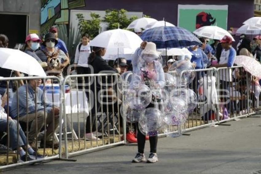 DESFILE . VENDEDORES AMBULANTES