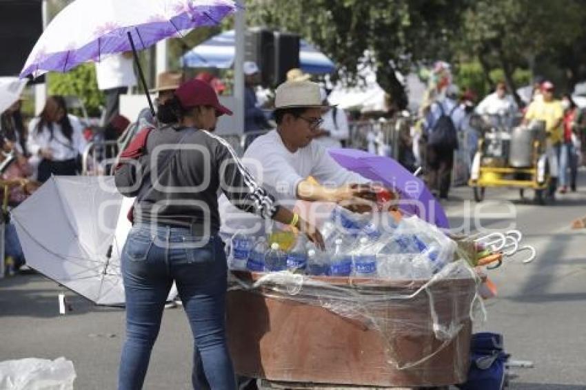 DESFILE . VENDEDORES AMBULANTES