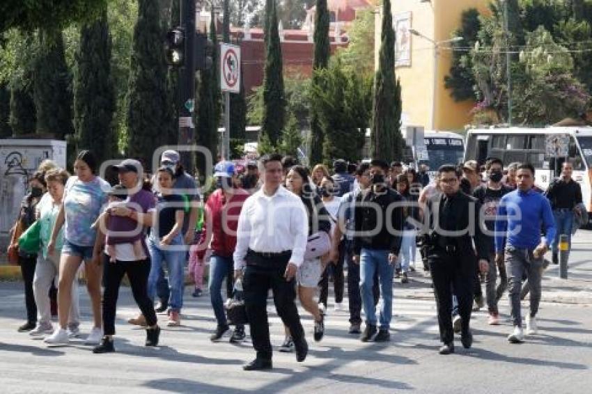 TRANSPORTE PÚBLICO . USUARIOS