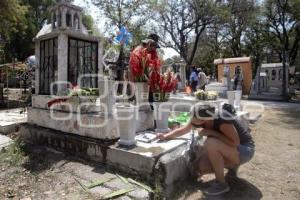 PANTEÓN . DÍA DE LAS MADRES