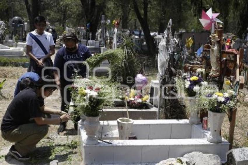 PANTEÓN . DÍA DE LAS MADRES