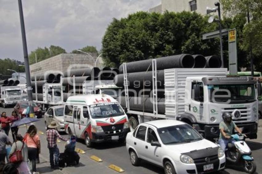 CAMIONES CON TUBERÍAS