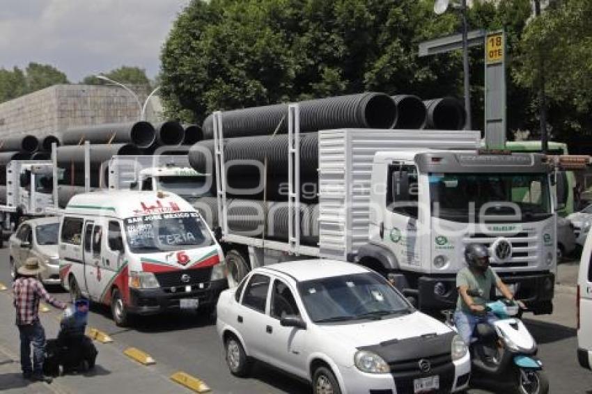 CAMIONES CON TUBERÍAS