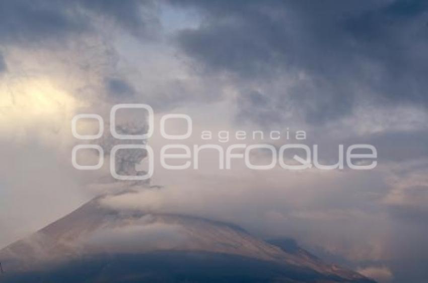 VOLCÁN POPOCATÉPETL . FUMAROLA