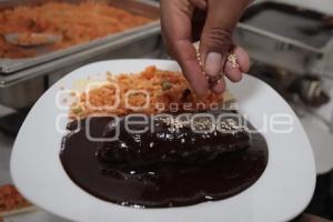 CANIRAC . COMIDA MOLE POBLANO