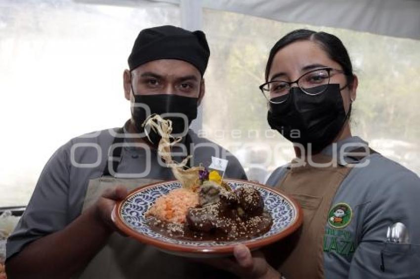 CANIRAC . COMIDA MOLE POBLANO