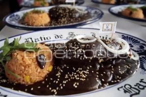 CANIRAC . COMIDA MOLE POBLANO