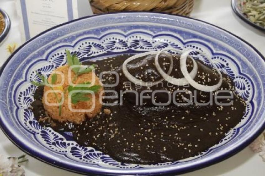 CANIRAC . COMIDA MOLE POBLANO