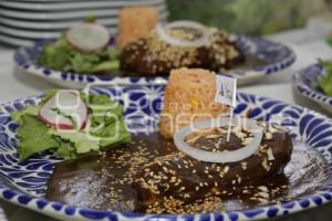 CANIRAC . COMIDA MOLE POBLANO