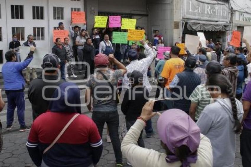 COMERCIANTES DE AMALUCAN . PROTESTA