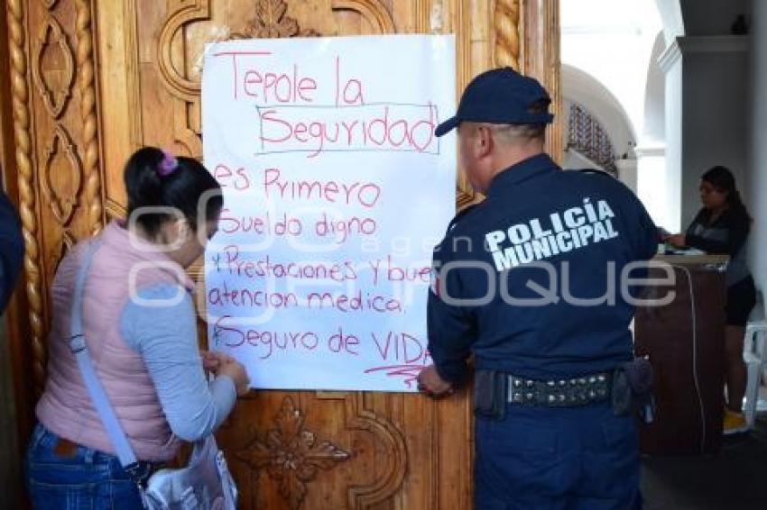 TEHUACÁN . PROTESTA POLICÍAS