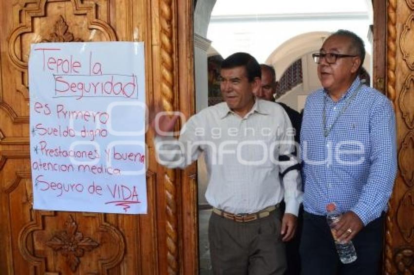 TEHUACÁN . PROTESTA POLICÍAS