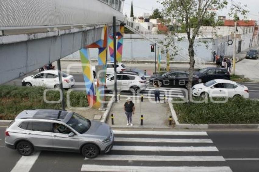 AYUNTAMIENTO . PUENTE PEATONAL