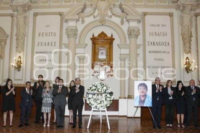 CEREMONIA LUCTUOSA . ANA LAURA MARTÍNEZ