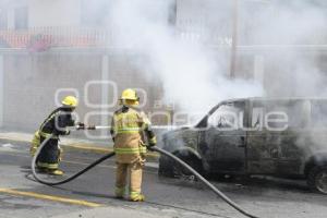 TLAXCALA . INCENDIO CAMIONETA