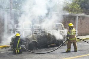 TLAXCALA . INCENDIO CAMIONETA